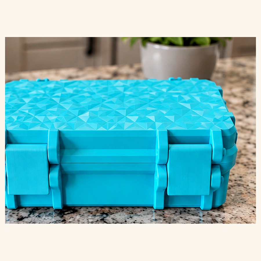 Hard-shell vial travel case in blue